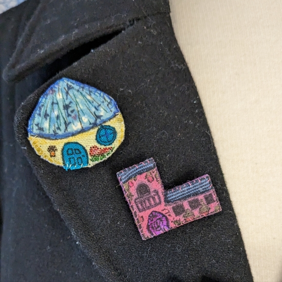 Small Pink Building Art Pin - Picture 3 of 4